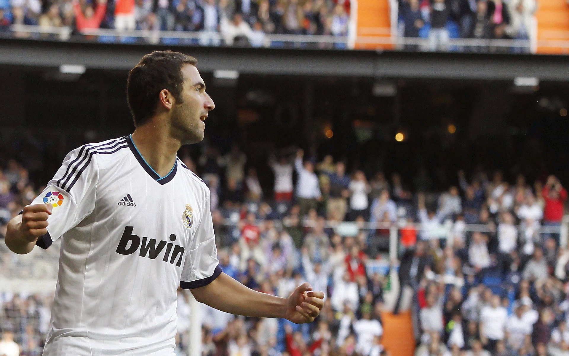 星光与砂砾,当奥斯梅恩照亮夜空,玻利维亚在泥泞中拼出血路